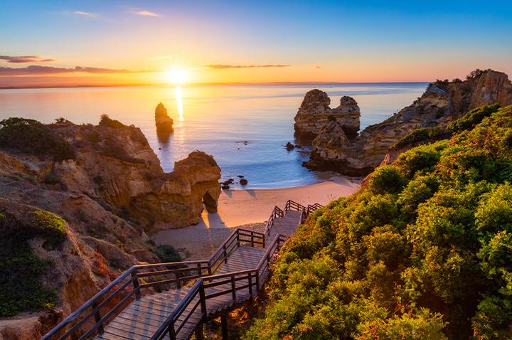 Atemberaubender Sonnenuntergang über der Algarve, Portugal, der den Himmel in lebhaften Farben erstrahlen lässt.