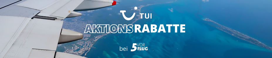 Blick aus einem Flugzeugfenster auf das Meer und eine Küstenlinie, darüber das TUI-Logo und der Text 'AKTIONSRABATTE auf 5 VOR FLUG'.