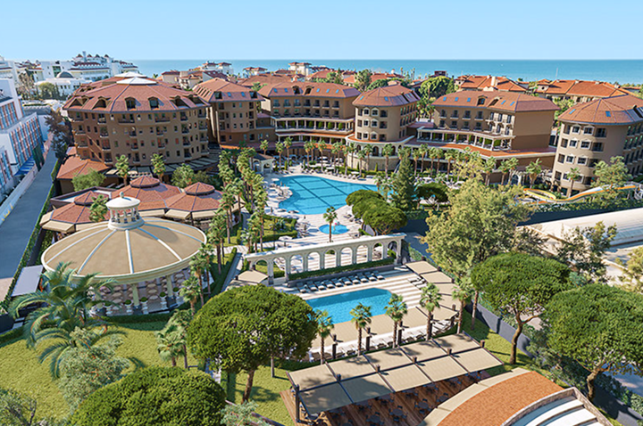 Luxuriöses Resort Taj Mahal mit glitzerndem Pool und traumhaftem Strandblick.