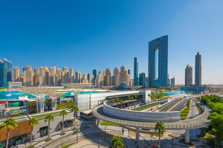Luftaufnahme von Dubai, die beeindruckende Skyline und moderne Architektur der Stadt zeigen.