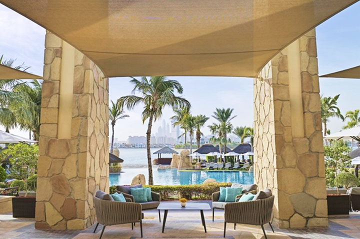 Ein luxuriöses Hotel am Wasser mit stilvollem Design und entspannender Atmosphäre.
