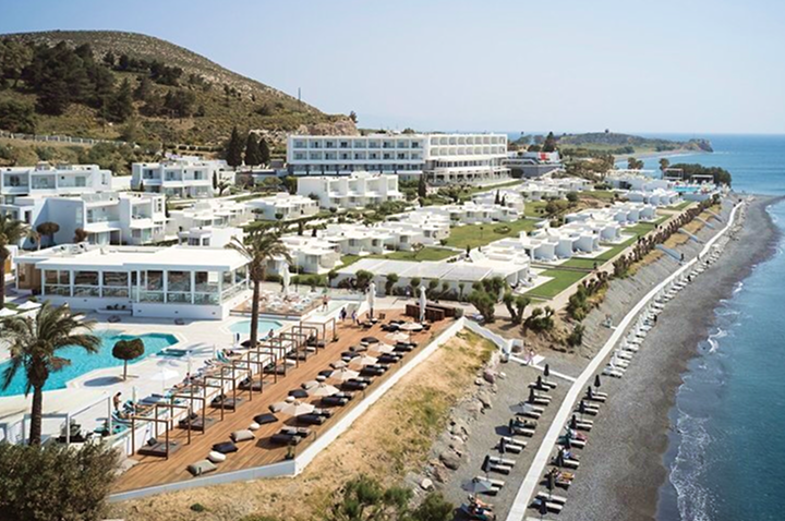Das Hotel liegt malerisch am Strand, umgeben von glitzerndem Ozean und feinem Sand.
