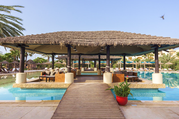 Stilvolle Holzhaus über dem Pool, schafft eine einladende Atmosphäre im Hotel-Lounge-Bereich.