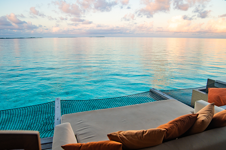 Panoramaansicht des Ozeans von einem Deck, umgeben von ruhiger Natur und strahlendem Himmel. Panoramaansicht des Ozeans von einem Deck, umgeben von ruhiger Natur und strahlendem Himmel.