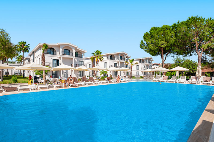 Weitläufiger Swimmingpool im Hotel, umgeben von bequemen Liegen und schattenspendenden Sonnenschirmen. Weitläufiger Swimmingpool im Hotel, umgeben von bequemen Liegen und schattenspendenden Sonnenschirmen.