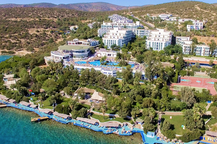 Das Hotel liegt malerisch zwischen Wasser und Bergen, umgeben von einer atemberaubenden Naturlandschaft. Das Hotel liegt malerisch zwischen Wasser und Bergen, umgeben von einer atemberaubenden Naturlandschaft.