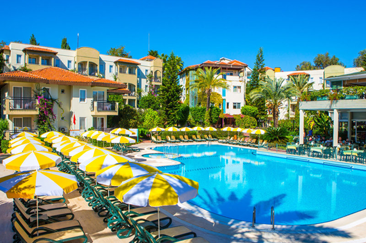 Weitläufiger Pool im Hotel, ausgestattet mit Liegen und Sonnenschirmen für entspannte Stunden am Wasser. Weitläufiger Pool im Hotel, ausgestattet mit Liegen und Sonnenschirmen für entspannte Stunden am Wasser.