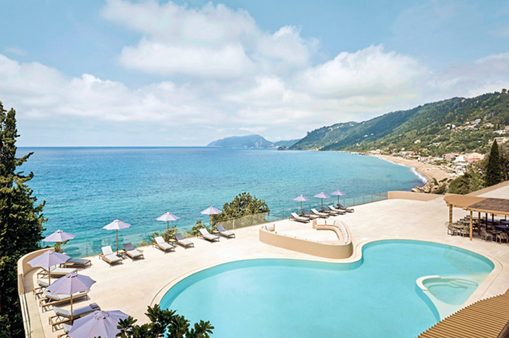 Panoramaansicht des Pools und des Strandes vom Hoteldach, mit glitzerndem Wasser und entspannenden Liegen. Panoramaansicht des Pools und des Strandes vom Hoteldach, mit glitzerndem Wasser und entspannenden Liegen.