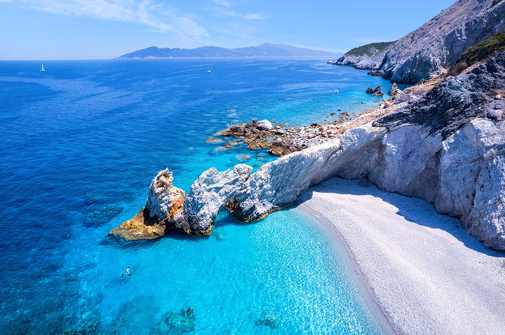 Strand von Kos, Griechenland, mit feinem Sand und klarem Wasser unter strahlend blauem Himmel. Strand von Kos, Griechenland, mit feinem Sand und klarem Wasser unter strahlend blauem Himmel.
