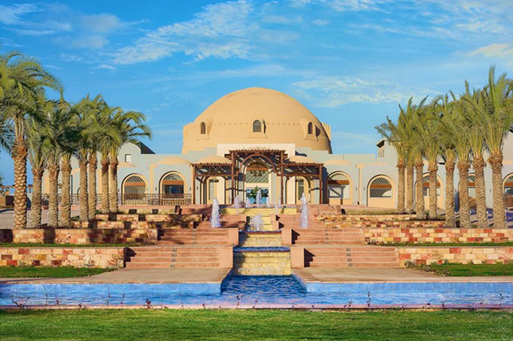 Luxuriöse Hotelanlage mit Palmen, Pools und entspannender Atmosphäre für erholsame Urlaubstage. Luxuriöse Hotelanlage mit Palmen, Pools und entspannender Atmosphäre für erholsame Urlaubstage.