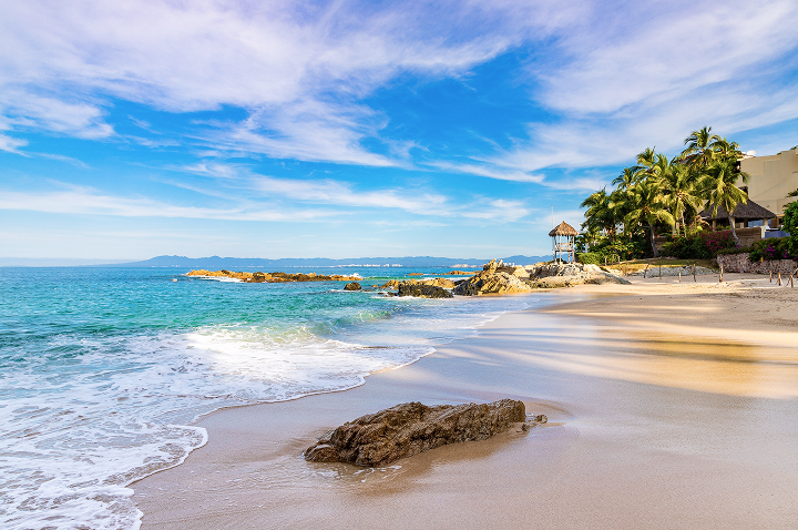 Ein malerischer Strand, an dem ein imposanter Felsen im Wasser thront, während die Wellen sanft an den Sand schlagen. Ein malerischer Strand, an dem ein imposanter Felsen im Wasser thront, während die Wellen sanft an den Sand schlagen.
