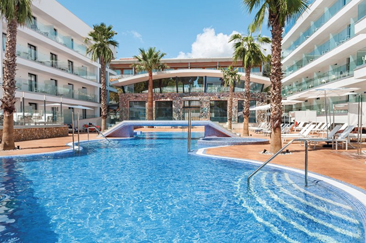 Der Hotelpool ist von üppigen Palmen umgeben und bietet eine entspannende Urlaubsatmosphäre. Der Hotelpool ist von üppigen Palmen umgeben und bietet eine entspannende Urlaubsatmosphäre.