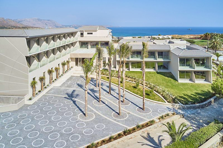 Strandnahes Luxushotel mit weitläufigem Pool, ideal für entspannende Tage in der Sonne. Strandnahes Luxushotel mit weitläufigem Pool, ideal für entspannende Tage in der Sonne.