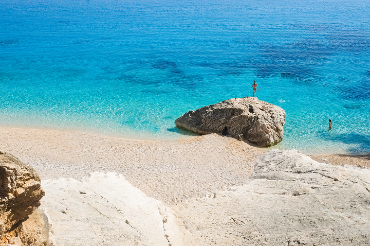 Ein malerischer Strand mit klarem Wasser und glatten Felsen, ideal für einen entspannten Tag. Ein malerischer Strand mit klarem Wasser und glatten Felsen, ideal für einen entspannten Tag.