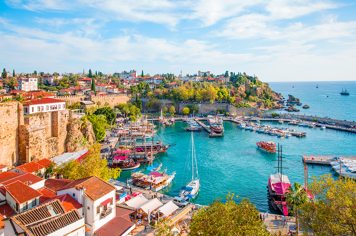Die malerische Stadt Alanya in der Türkei mit ihren schönen Stränden und historischen Sehenswürdigkeiten. Die malerische Stadt Alanya in der Türkei mit ihren schönen Stränden und historischen Sehenswürdigkeiten.